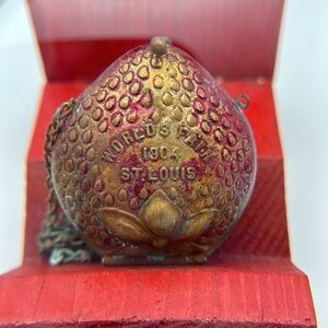 Antique Worlds Fair 1904 St. Louis small hinged strawberry coin
purse souvenir